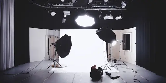 What are the pros and cons of renting a photo studio?