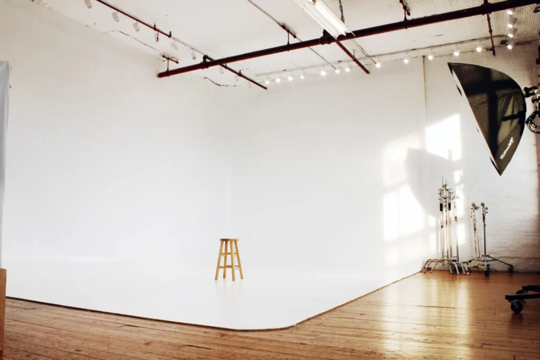 Where can I rent by the hour photographic studio space in NYC?